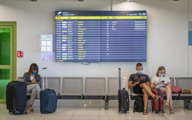 Pasajeros en el aeropuerto de Dubrovnik, Croacia Pasajeros en el aeropuerto de Dubrovnik, Croacia