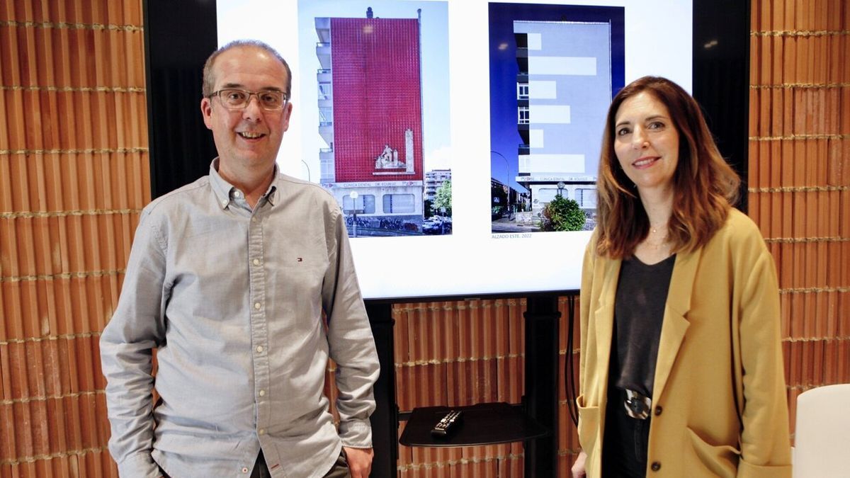 Alberto García Yela y Jimena Ruiz de Landa en la sede de arquitectos COAVN