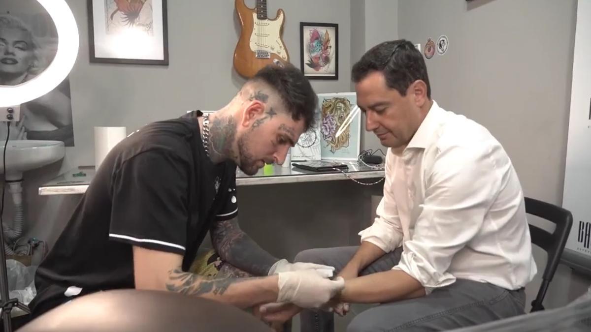 Moreno mientras se realiza el tatuaje.