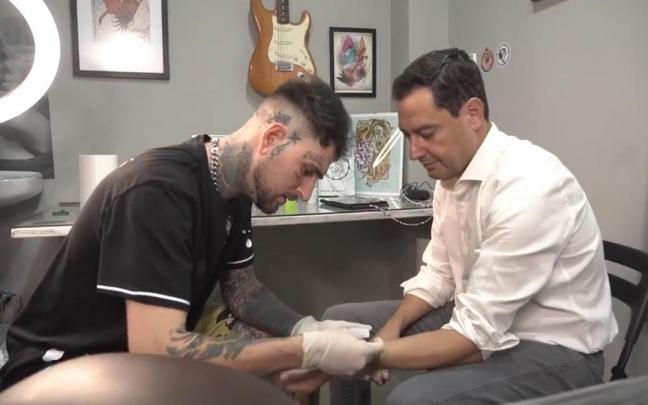 Moreno mientras se realiza el tatuaje. Moreno mientras se realiza el tatuaje.