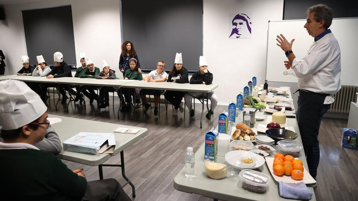 Javier Díaz, durante la clase celebrada este viernes en Jesuitinas Pamplona.
