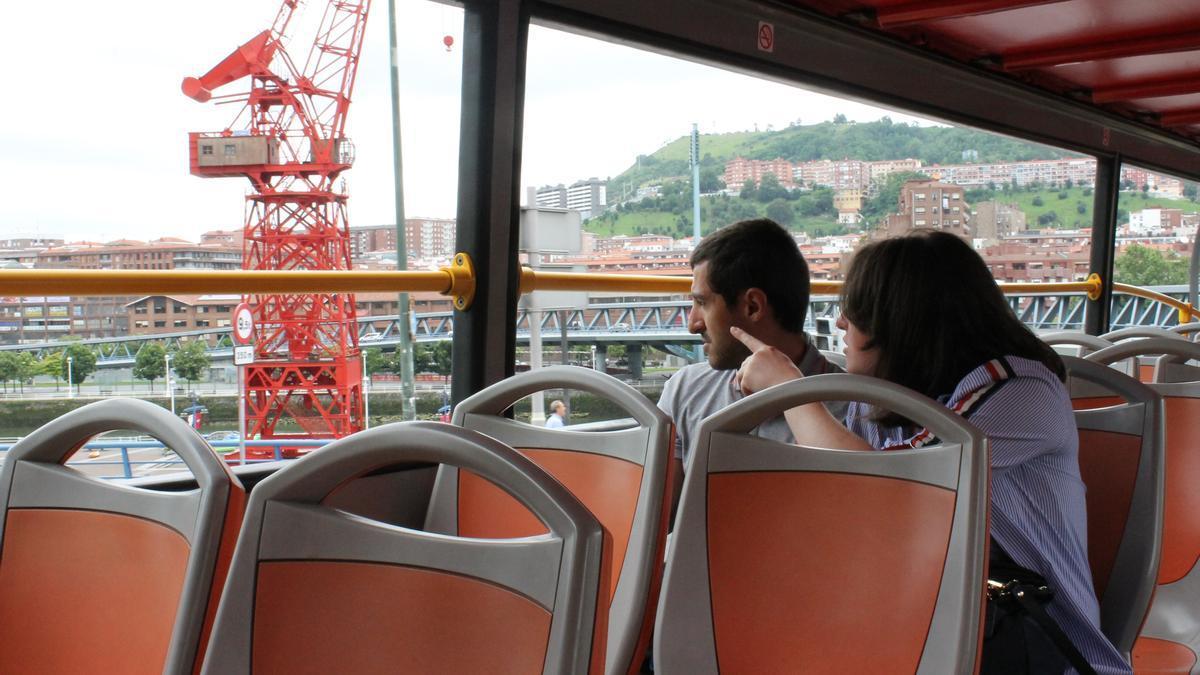 Dos viajeros en el bus turístico de Bilbao cuya adaptación ha permitido actualizar el reglamento de Bizkaibus