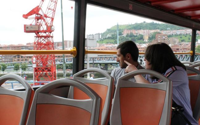 Dos viajeros en el bus turístico de Bilbao cuya adaptación ha permitido actualizar el reglamento de Bizkaibus Dos viajeros en el bus turístico de Bilbao cuya adaptación ha permitido actualizar el reglamento de Bizkaibus