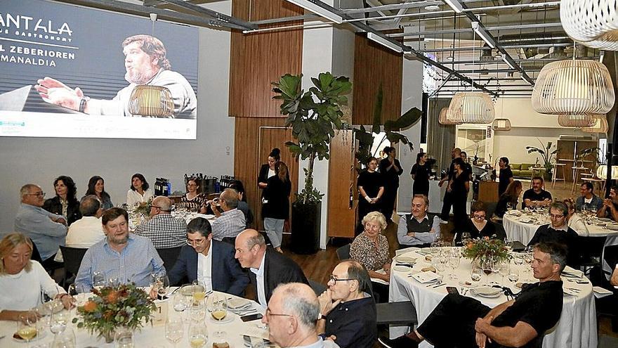 El ambiente de la cena, con el homenajeado en la mesa central, rodeado de amigos y compañeros.