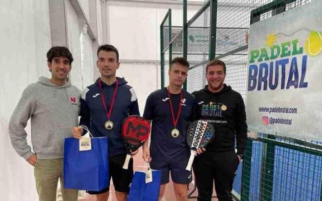 Los ganadores, con sus premios. Los ganadores, con sus premios.