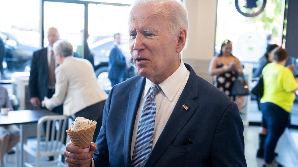 El presidente de Estados Unidos, Joe Biden, come un helado durante una visita electoral a Portland.