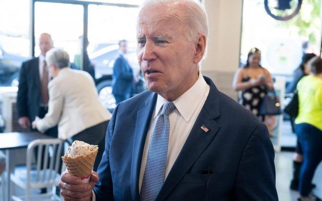 El presidente de Estados Unidos, Joe Biden, come un helado durante una visita electoral a Portland.