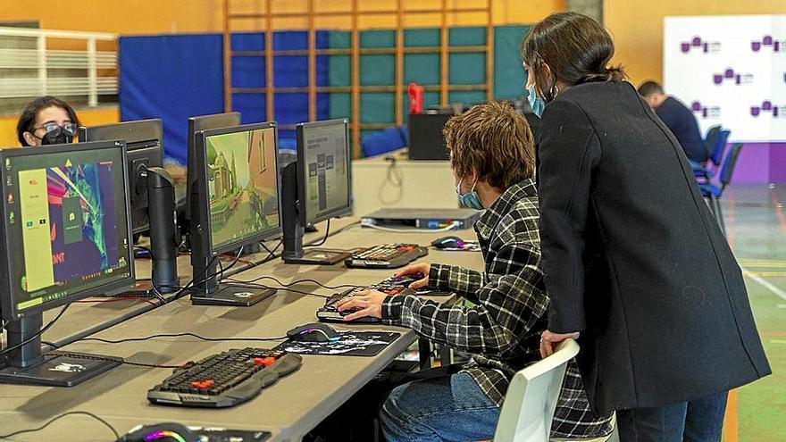 Dos jóvenes practican con un programa de videojuegos durante la cita del año pasado. | FOTO: UNI EIBAR-ERMUA