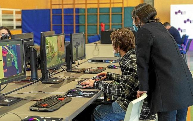 Dos jóvenes practican con un programa de videojuegos durante la cita del año pasado. | FOTO: UNI EIBAR-ERMUA Dos jóvenes practican con un programa de videojuegos durante la cita del año pasado. | FOTO: UNI EIBAR-ERMUA