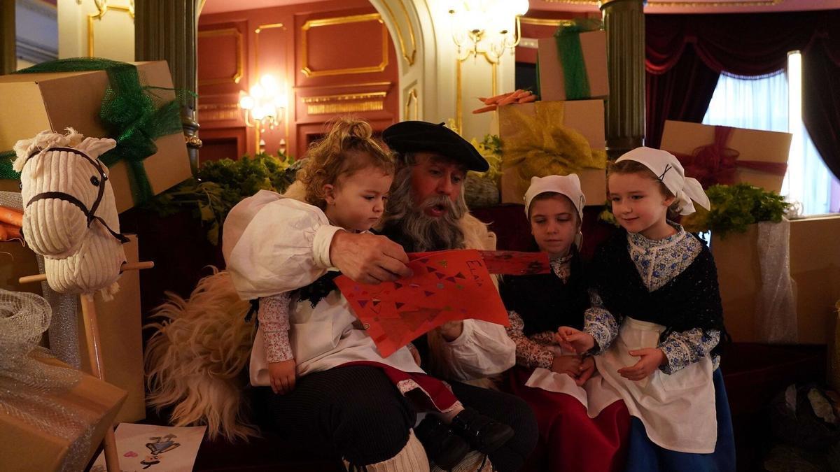 El Olentzero recibe a los niños en el Teatro Arriaga