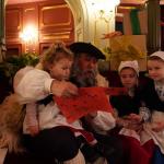 El Olentzero recibe a los ni&ntilde;os en el Teatro Arriaga