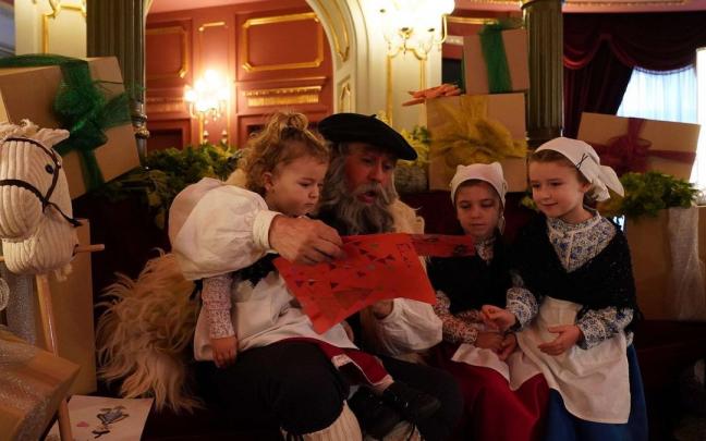 El Olentzero recibe a los niños en el Teatro Arriaga