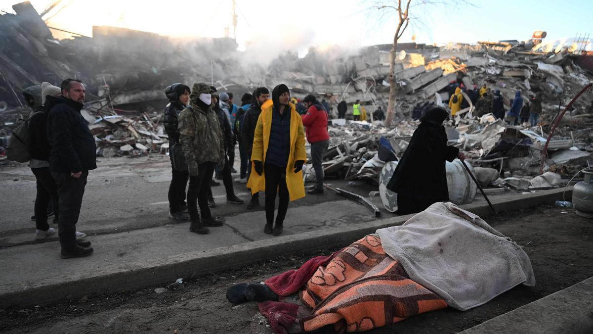 Los rescatadores continúan buscando supervivientes entre los escombros en Turquía.