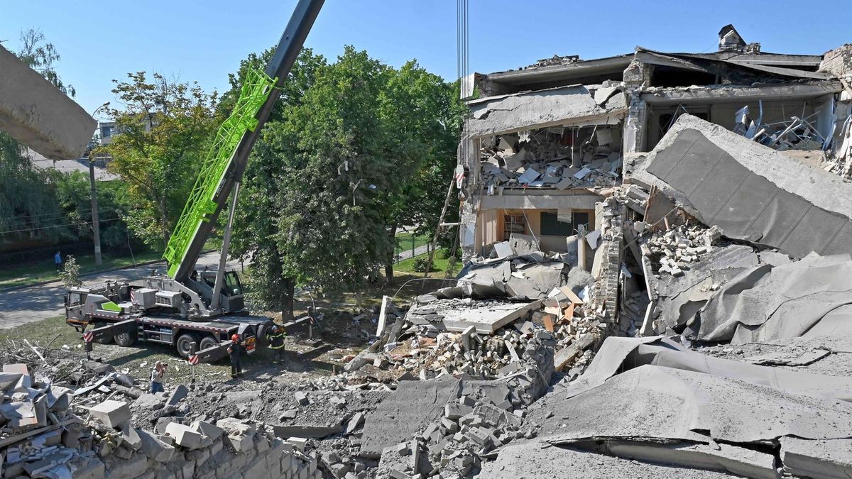 Equipos de rescate trabajan entre los restos de un edificio destruido por las tropas rusas en Lisichansk.