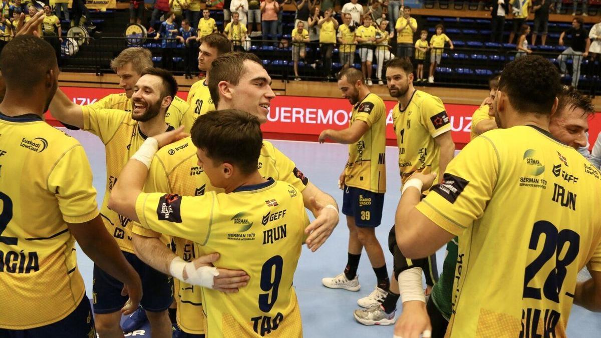 Los jugadores del Bidasoa Irun celebran su triunfo sobre el Aguas Santas en Artaleku.