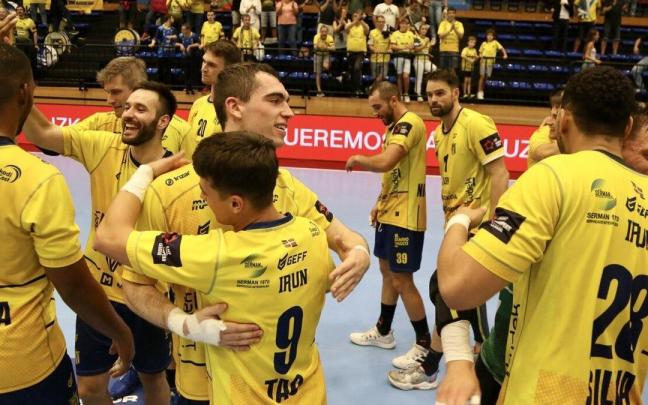 Los jugadores del Bidasoa Irun celebran su triunfo sobre el Aguas Santas en Artaleku.