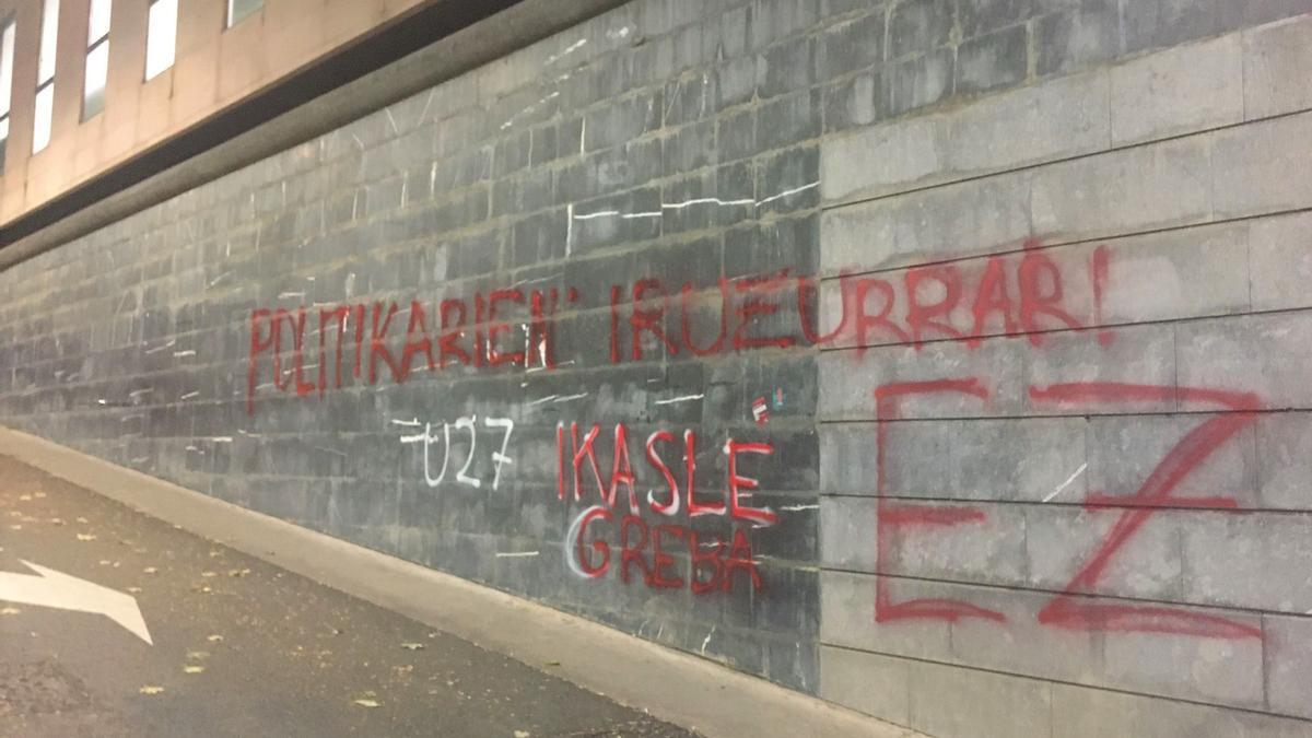 Pintada en la fachada del Departamento de Educación del Gobierno de Navarra contra "el fraude de los políticos"