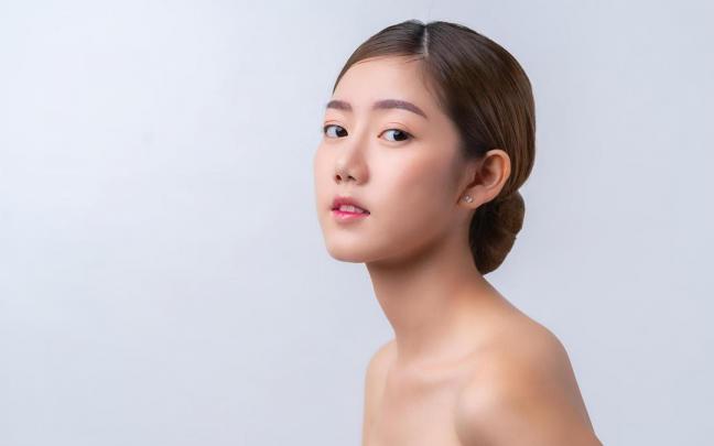 Una joven japonesa con una piel perfecta.