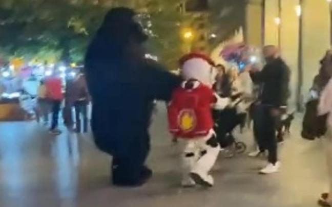 El gorila y Marshall, un momento antes del altercado.