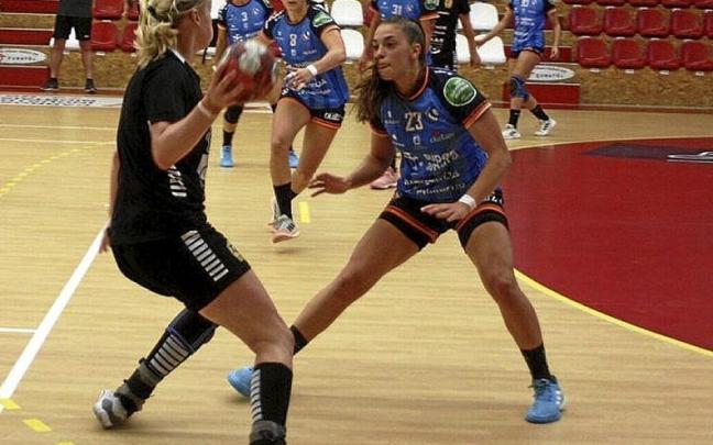 Arcos, defendiendo durante el encuentro de ayer. | FOTO: N.G.