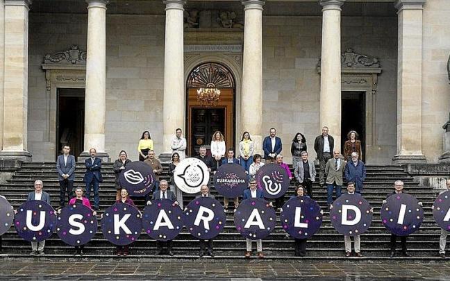 Lerro hauekin batera agertzen den irudian, Euskaraldiaren aurkezpenean egindako irudia. | ARGAZKIA: ALEX LARRETXI Lerro hauekin batera agertzen den irudian, Euskaraldiaren aurkezpenean egindako irudia. | ARGAZKIA: ALEX LARRETXI