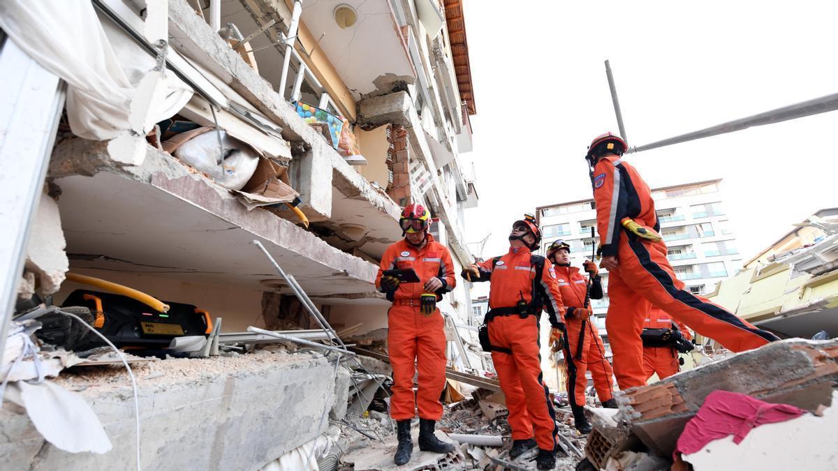 Los servicios de rescate siguen buscando entre los escombros.