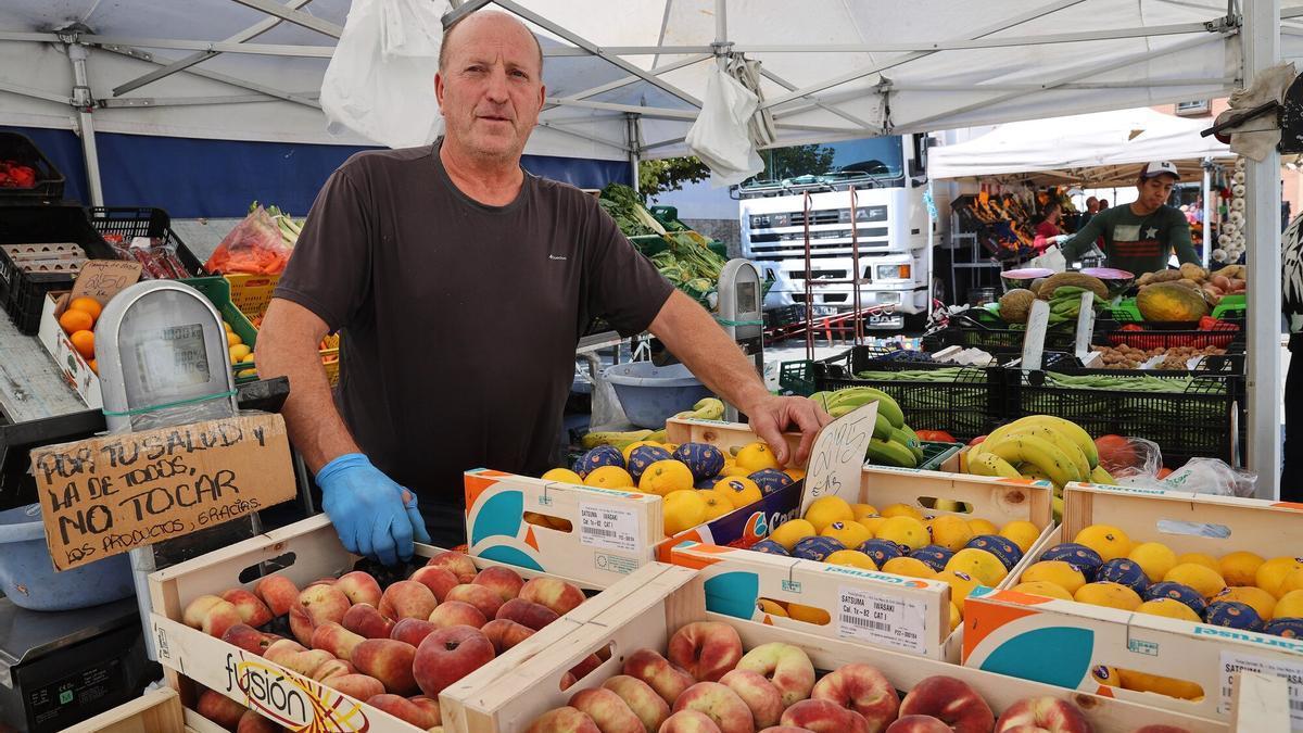 Soria en su puesto de venta ambulante de fruta y verdura en el mercadillo de Villava.