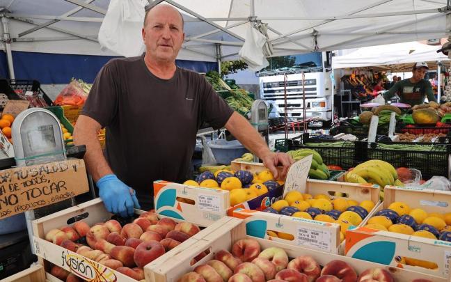 Soria en su puesto de venta ambulante de fruta y verdura en el mercadillo de Villava.