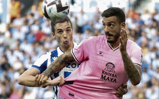 El realista Pacheco agarra en una acción al ‘perico’ Joselu.