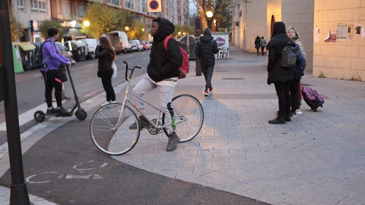 Varias personas junto al centro cívico Iparralde