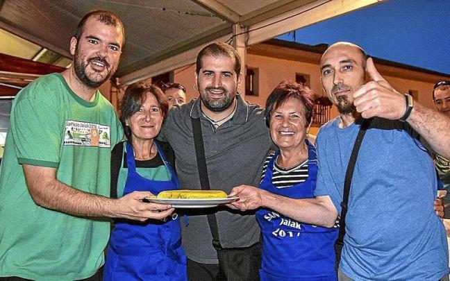 Legazpiko bost bizilagun, 2017ko San Inazio jaietako patata tortilla lehiaketan. | ARGAZKIA: LANDER ZABALETA