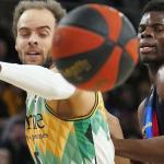 Denzel Andersson y James Nnaji buscan un bal&oacute;n sin due&ntilde;o.