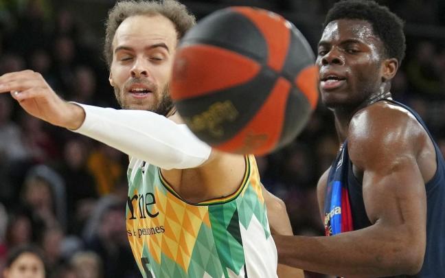 Denzel Andersson y James Nnaji buscan un balón sin dueño. Denzel Andersson y James Nnaji buscan un balón sin dueño.