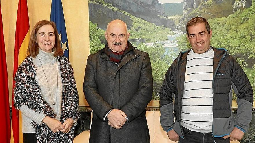 Izaskun Abril, José María Aierdi y Carlos Oroz, alcalde del valle de Arce.