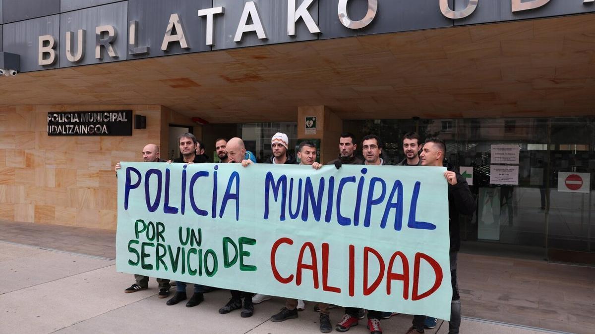 Concentración de agentes de la Policía Municipal de Burlada a las puertas del Ayuntamiento.