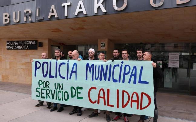 Concentración de agentes de la Policía Municipal de Burlada a las puertas del Ayuntamiento.