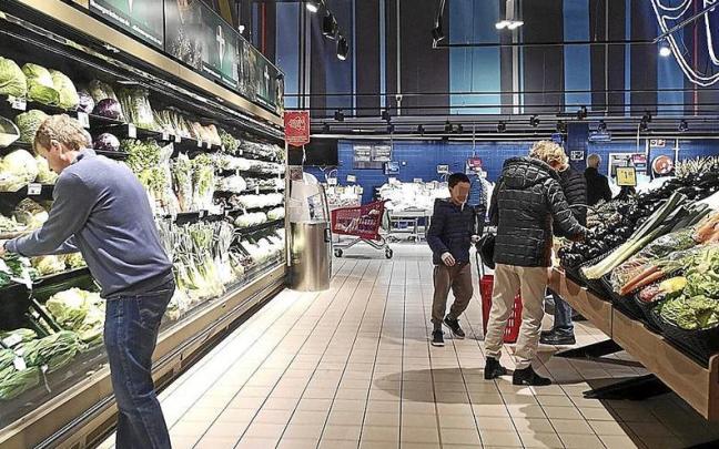 La subida del precio de los alimentos lastra las ventas del comercio minorista. | FOTO: PABLO VIÑAS
