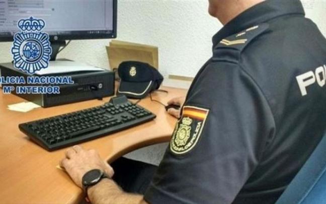Un agente de la Policía Nacional durante una investigación. Un agente de la Policía Nacional durante una investigación.