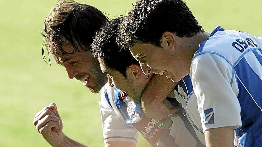 Garro celebra un gol ante el Huesca junto a Calderón y De Marcos.