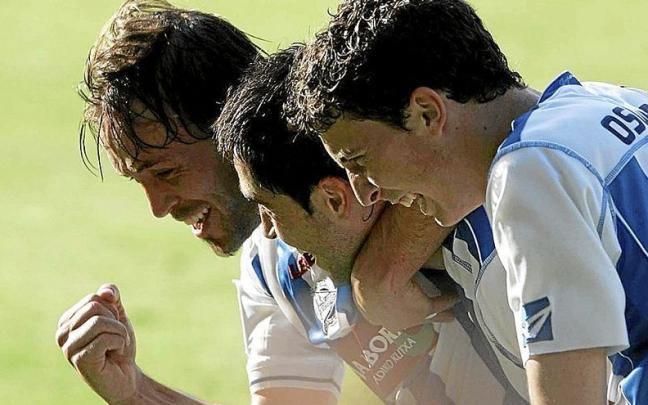 Garro celebra un gol ante el Huesca junto a Calderón y De Marcos. Garro celebra un gol ante el Huesca junto a Calderón y De Marcos.
