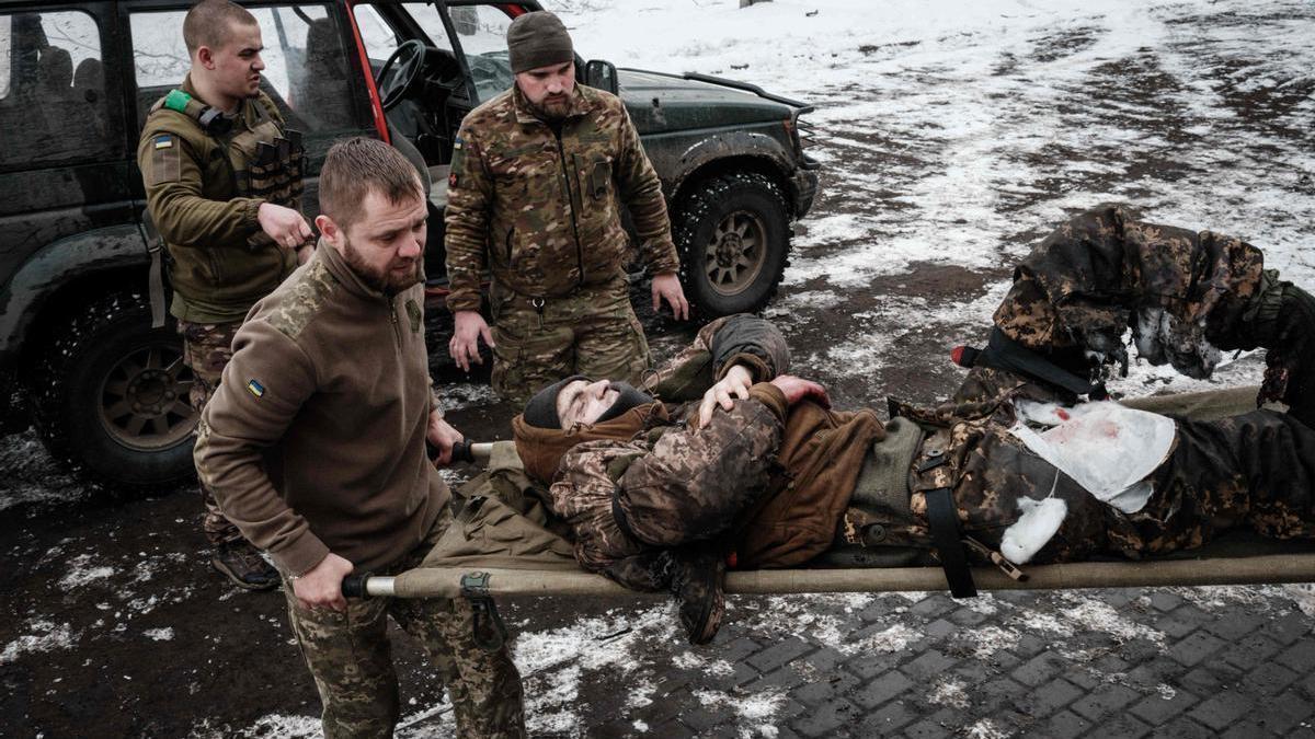 Varios soldados ucranianos trasladan a un compañero herido en Donetsk.