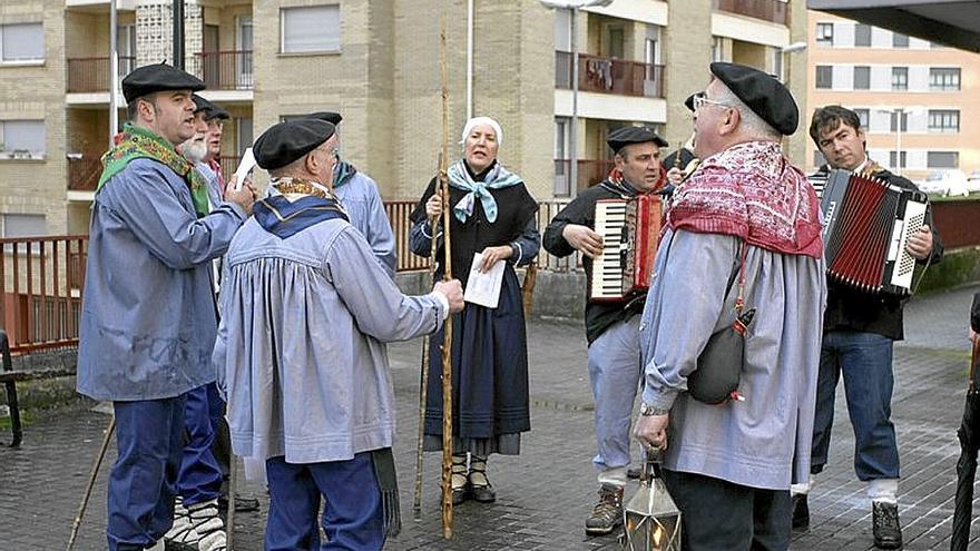 Los coros cantando las coplas en una de sus salidas. | FOTO: JABI LEON