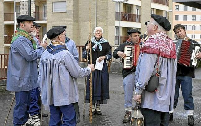 Los coros cantando las coplas en una de sus salidas. | FOTO: JABI LEON Los coros cantando las coplas en una de sus salidas. | FOTO: JABI LEON