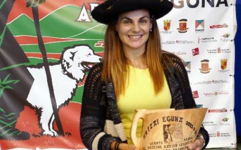 Jone Bengoetxea, de Etxelekua de Urdazubi, muestra la media pieza del queso ganador. Jone Bengoetxea, de Etxelekua de Urdazubi, muestra la media pieza del queso ganador.