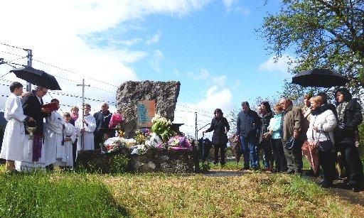 Imagen de archivo de uno de los homenajes a las personas fallecidas junto a monolito que las recuerda.