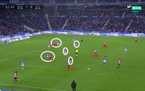 Un lance del partido de este domingo entre la Real y el Athletic.