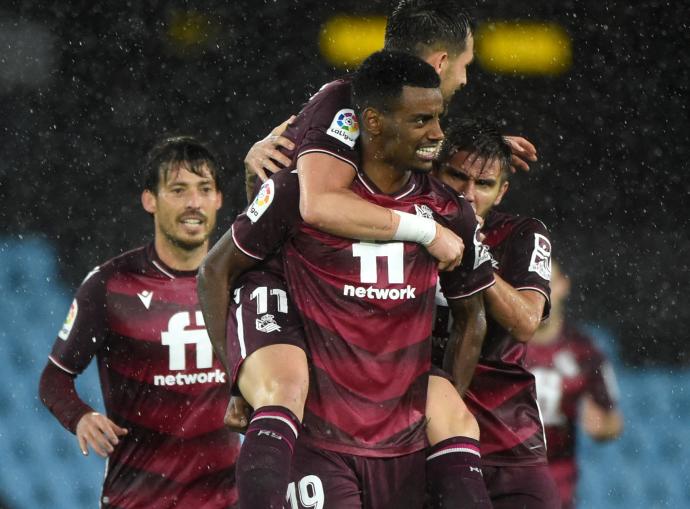 Isak es felicitado por sus compañeros tras anotar el gol de la Real al Celta en Balaídos, el pasado jueves.