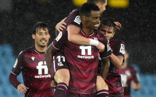 Isak es felicitado por sus compañeros tras anotar el gol de la Real al Celta en Balaídos, el pasado jueves.