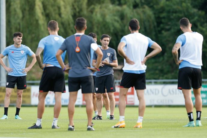 Marcelino se dirige a sus jugadores en un entrenamiento en tierras suizas.