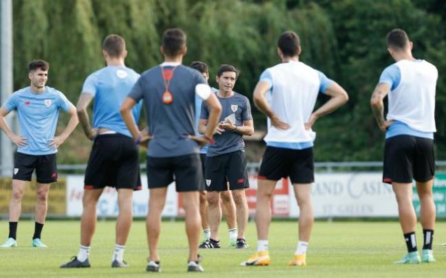 Marcelino se dirige a sus jugadores en un entrenamiento en tierras suizas. Marcelino se dirige a sus jugadores en un entrenamiento en tierras suizas.